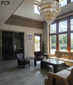 Nowoczesny salon w domu w stylu azjatyckim z drewnianymi elementami