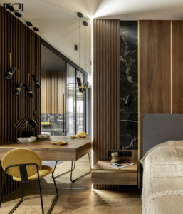 Sypialnia z zabudową stolarską i panelami drewnianymi – meble na wymiar do apartamentu