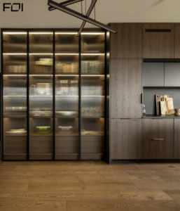 Zabudowa kuchenna na wymiar z drewnianymi frontami – kompleksowe wykończenie wnętrza