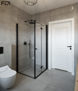 minimalistyczna łazienka z naturalnym drewnem w domu