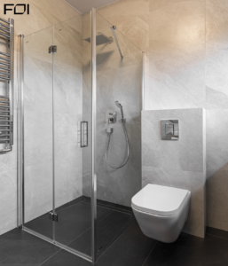 nowoczesna łazienka z zabudową stolarską w domu jednorodzinnym