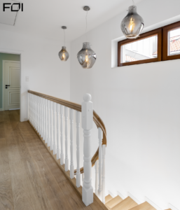 naturalne drewno w aranżacji domu jednorodzinnego